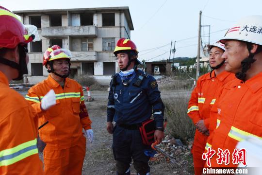 通過此次演練，進一步檢驗了部隊實戰能力，增強了官兵自信心?！菈鄢?攝